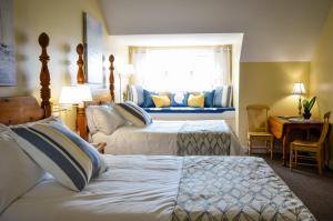 BeaufortInlet Inn NC的酒店客房设有两张床和窗户。