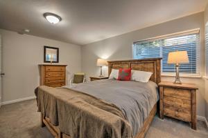 桑迪Updated Home with Mtn Views 8 Mi to Snowbird Resort的一间卧室设有一张大床和一个窗户。