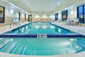 White HavenHoliday Inn Express & Suites White Haven - Poconos, an IHG hotel的一座配有桌椅的酒店游泳池