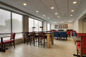 沃里斯乡Holiday Inn Express Voorhees/ Mt. Laurel, an IHG Hotel的用餐室设有桌椅和窗户。