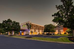 沃里斯乡Holiday Inn Express Voorhees/ Mt. Laurel, an IHG Hotel的一座大型建筑,前面设有停车场