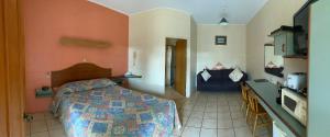 云加布拉Curtain Fig Motel的一间带床的小卧室和一间厨房