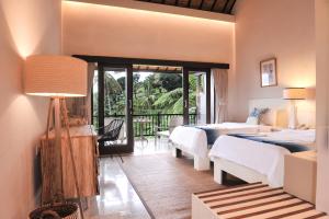 外南梦Ijen Resort and Villas - The Hidden Paradise的一间带两张床的卧室和一个阳台