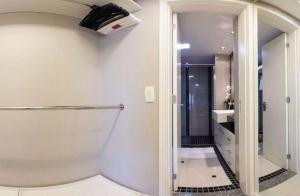福塔莱萨Flat Iate的带淋浴和镜子的浴室