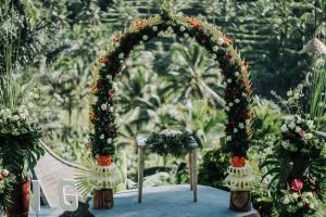 德格拉朗彭杜克塞巴图别墅酒店的一张桌子上花的婚礼拱