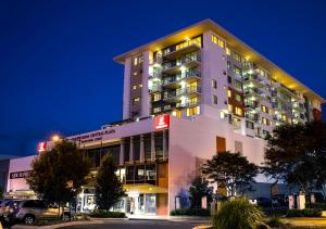 土乌巴Toowoomba Central Plaza Apartment Hotel Official的一座大型建筑,晚上与酒店同住