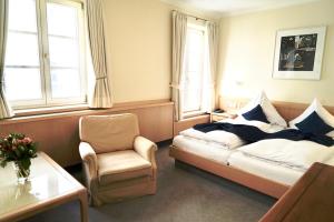 明德尔海姆Hotel Alte Post的卧室配有床、椅子和窗户。