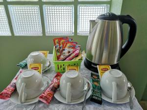 Ban Nong Nakโรงแรมห้วยทราย Huaisai Hotel的一张桌子,上面放着两个茶壶和搅拌机