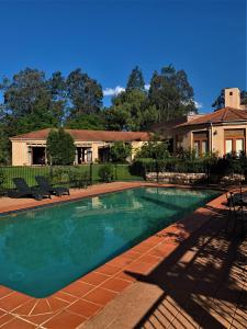 波高尔宾Estate Tuscany的房屋前的游泳池