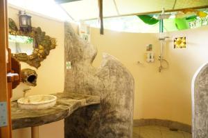 PhatoEco-Logic, Resort for Charity的一间带石制水槽和镜子的浴室