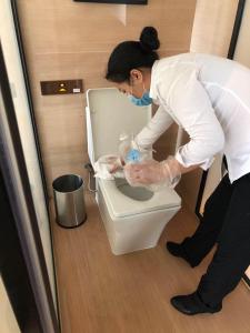 深圳深圳福田温德姆至尊酒店的女人在浴室里看着厕所
