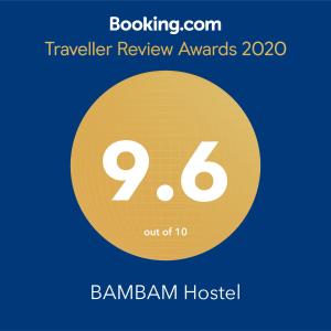 科隆BAMBAM Hostel的黄色圆圈,有文字旅行审查奖和双语名之家