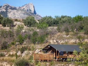 TárbenaCan Elisa Safari Tent的山丘上的小屋,背景是山