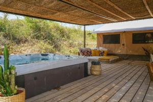 圣马西敏·拉塞Cabane Ayana的甲板上的热水浴池,配有帐篷
