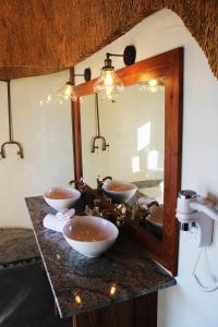 塞斯瑞姆Desert Hills Lodge的浴室设有2个水槽和镜子
