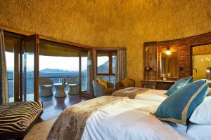 塞斯瑞姆Desert Hills Lodge的一间带两张床的卧室,享有海景