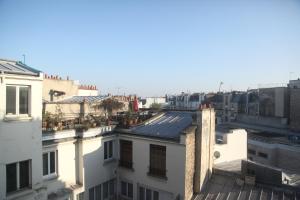 巴黎Atelier dernier étage bail mobilité Louvre的从建筑物屋顶上可欣赏到风景