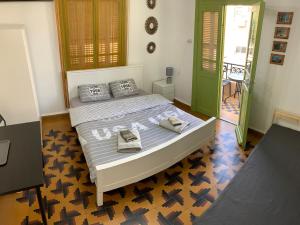 海法GuestHouse COMFY - separate rooms in the apartment for a relaxing holiday的一间卧室配有一张床,上面有两条毛巾