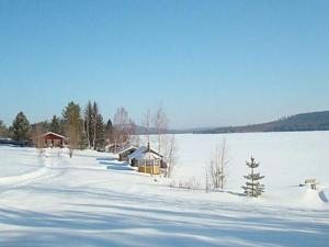 LampsijärviHoliday Home Raanumökki 1 by Interhome的一条雪覆盖的道路,靠近水体