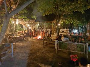米查维Sagando Bungalows Zanzibar的一群人晚上坐在火炉旁