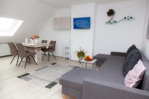 杜伊斯堡T&K Apartments near Messe Fair Trade Düsseldorf und Airport 3B的客厅配有沙发和桌子