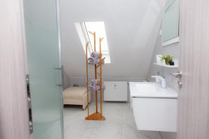 杜伊斯堡T&K Apartments near Messe Fair Trade Düsseldorf und Airport 3B的一间带水槽和镜子的浴室
