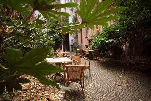 柏林阿特路易斯库申酒店的一个带桌椅和植物的庭院