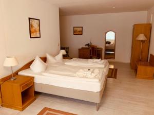 瓦尔内明德祖斯特兰酒店的一间卧室配有两张带白色床单的床