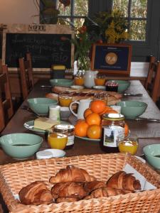 Pommiers-en-ForezDomaine de Laverchère的桌子上摆放着面包和橙子的桌子