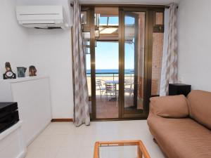 托里代巴拉Apartment Tatiana by Interhome的带沙发的客厅,享有海景