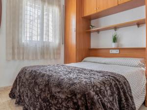 托里代巴拉Holiday Home Gavina by Interhome的一间卧室配有一张带棕色毯子的床