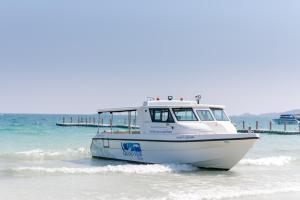 沙美岛敖卓静谧度假酒店的海滩上的船只