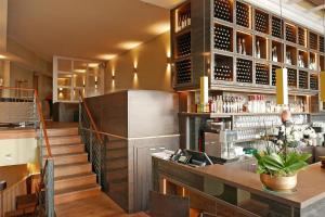 柏林阿特路易斯库申酒店的餐厅的酒吧,有柜台和楼梯