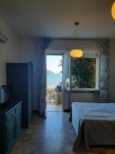 阿尔本加索尔酒店的一间卧室设有一张床和一个美景窗户。