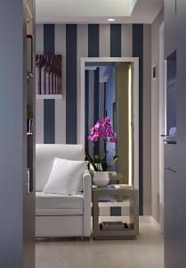 利多迪耶索罗东方&太平洋酒店的客厅配有白色沙发和镜子
