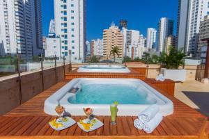 卡塔赫纳GIO hotel Tama Cartagena的建筑物屋顶上的热水浴池