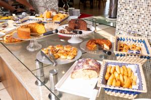 帕尔马斯维多利亚广场酒店的自助餐,包括许多不同类型的面包和糕点