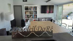 雷岛圣玛丽Le Soleil Do' Ré的一张带有读取卓越标志的餐桌