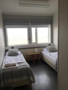 Reynir瑞尼尔宾馆的一间卧室设有两张床和窗户。