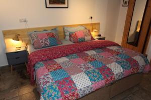 凯西克林顿小屋一室公寓的一张带被子的床和两个枕头