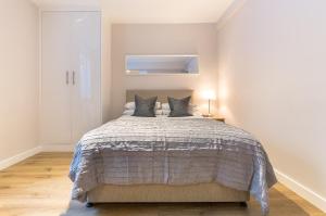 伦敦切尔西静谧酒店的一间卧室配有一张大床和两个枕头