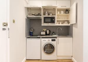 伦敦切尔西静谧酒店的厨房配有洗衣机和微波炉。
