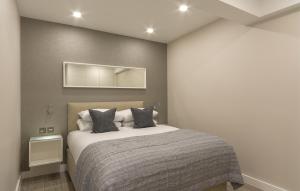 伦敦切尔西静谧酒店的卧室配有一张床,墙上设有镜子