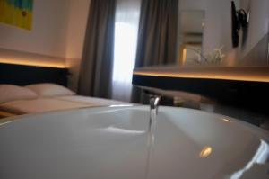 萨尔茨堡Pension Elisabeth - Rooms & Apartments的浴室配有带喷泉的浴缸