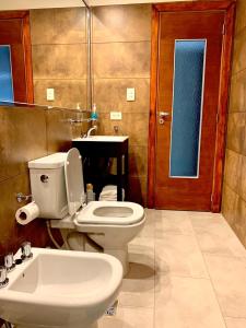 圣萨尔瓦多德朱CERROS del NORTE II Departamentos的一间带卫生间、水槽和镜子的浴室