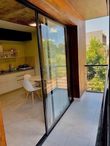 圣萨尔瓦多德朱CERROS del NORTE II Departamentos的客房设有带滑动玻璃门的阳台。