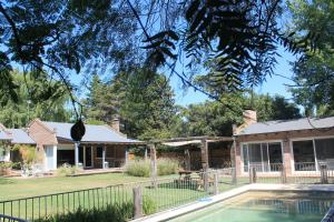 圣佩德罗Complejo Arboreto的庭院中带游泳池的房子