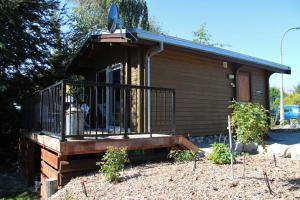 特卡波湖Sunset Chalet的小屋设有门廊和阳台