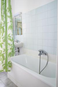 伊西莱穆利诺卢克索酒店的白色的浴室设有浴缸和水槽。