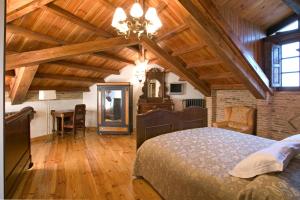 卢耶哥索摩查卡米诺旅馆的一间卧室设有一张床和木制天花板